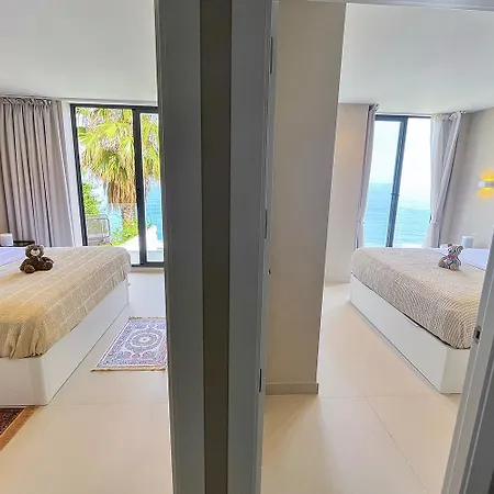 Apartment Private 250sqm Garden Duplex, Jacuzzi, Cinema, Sea View Escape