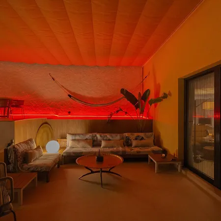 Apartment Private 250sqm Garden Duplex, Jacuzzi, Cinema, Sea View Escape *