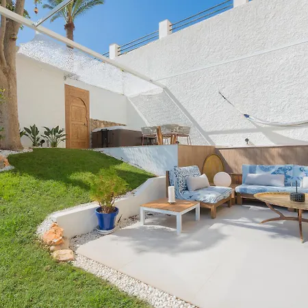 Private 250sqm Garden Duplex, Jacuzzi, Cinema, Sea View Escape Apartment