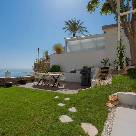 Apartment Private 250sqm Garden Duplex, Jacuzzi, Cinema, Sea View Escape *