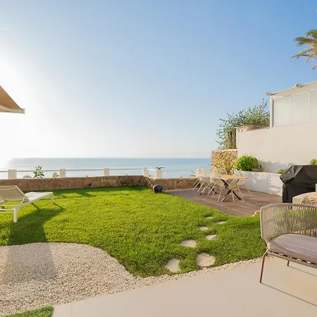 Private 250sqm Garden Duplex, Jacuzzi, Cinema, Sea View Escape Apartment *