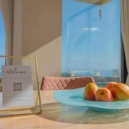 Apartment Private 250sqm Garden Duplex, Jacuzzi, Cinema, Sea View Escape