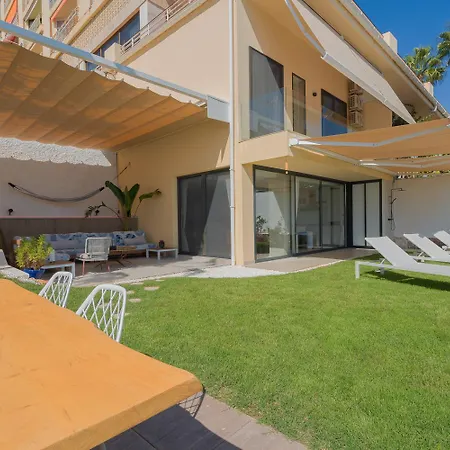 Apartment Private 250sqm Garden Duplex, Jacuzzi, Cinema, Sea View Escape *