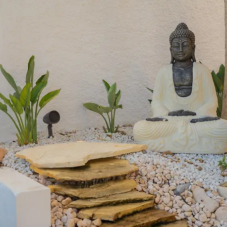 Private 250sqm Garden Duplex, Jacuzzi, Cinema, Sea View Escape *
