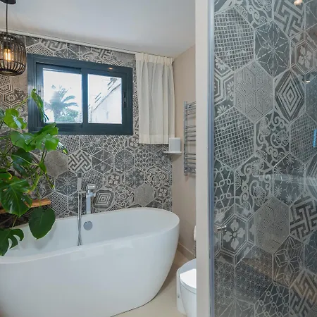 Private 250sqm Garden Duplex, Jacuzzi, Cinema, Sea View Escape