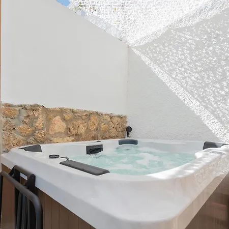 Private 250sqm Garden Duplex, Jacuzzi, Cinema, Sea View Escape * Torremolinos