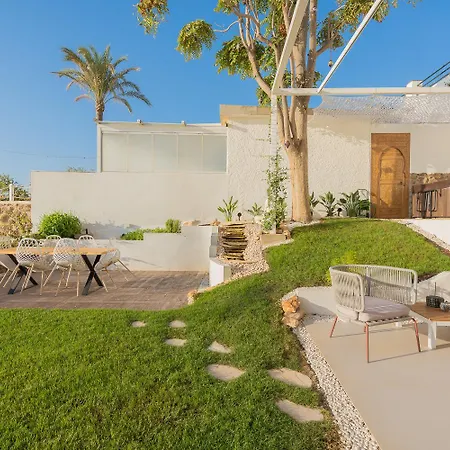 Private 250sqm Garden Duplex, Jacuzzi, Cinema, Sea View Escape Apartment *