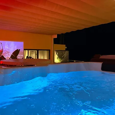Private 250sqm Garden Duplex, Jacuzzi, Cinema, Sea View Escape Apartament *